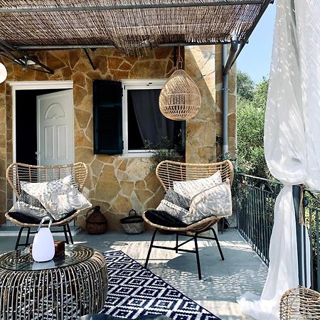 Villa Aspros - Traditionell, Ruhig Und Strandnah Liapades Exterior foto
